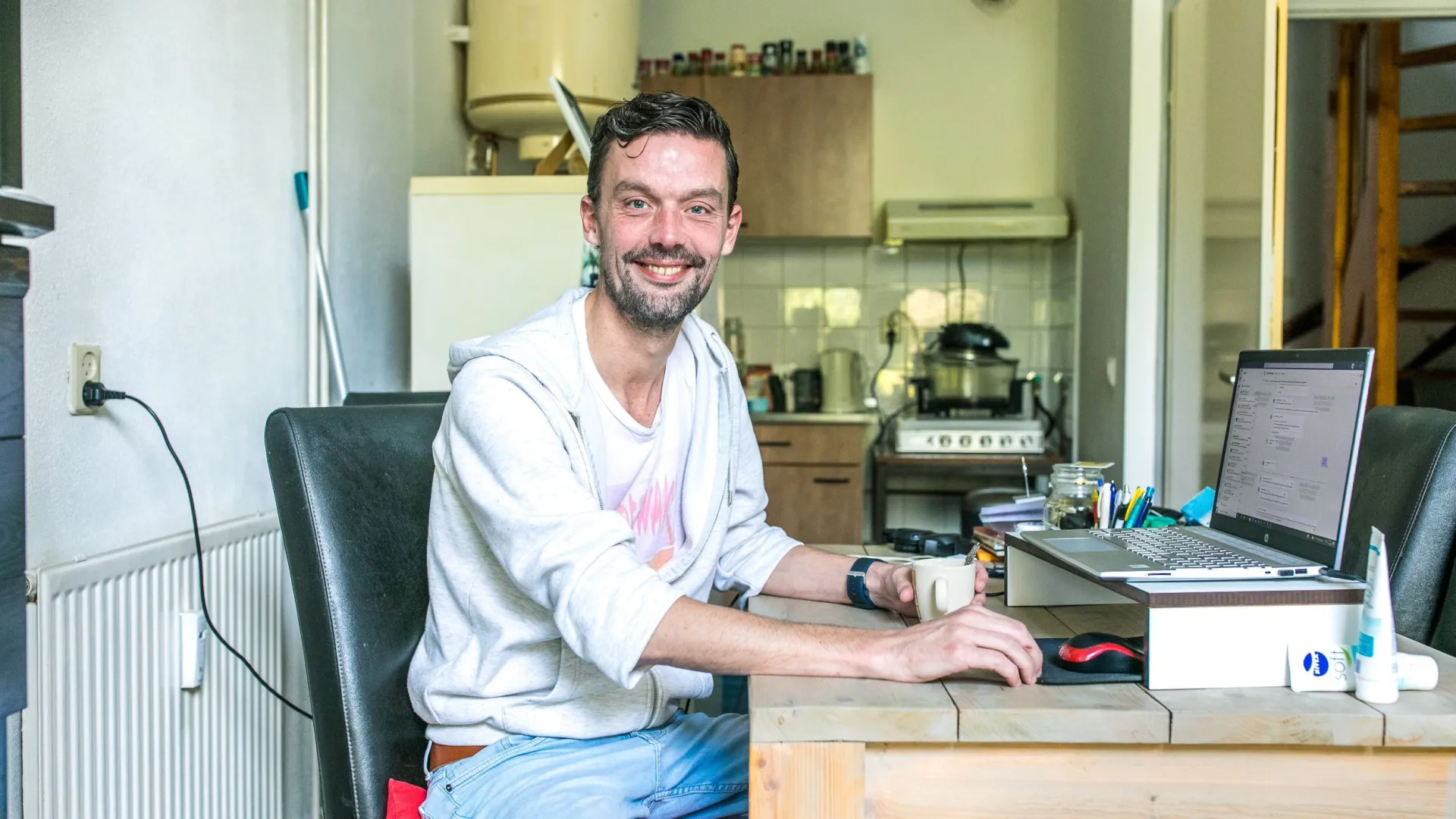 Huurder aan de keukentafel met een laptop