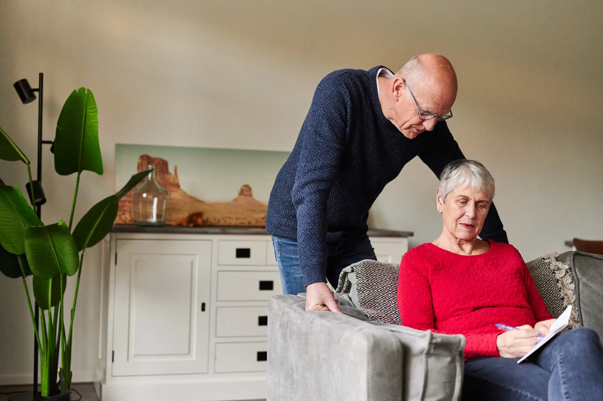 Huurders vullen samen de verhuischecklist in