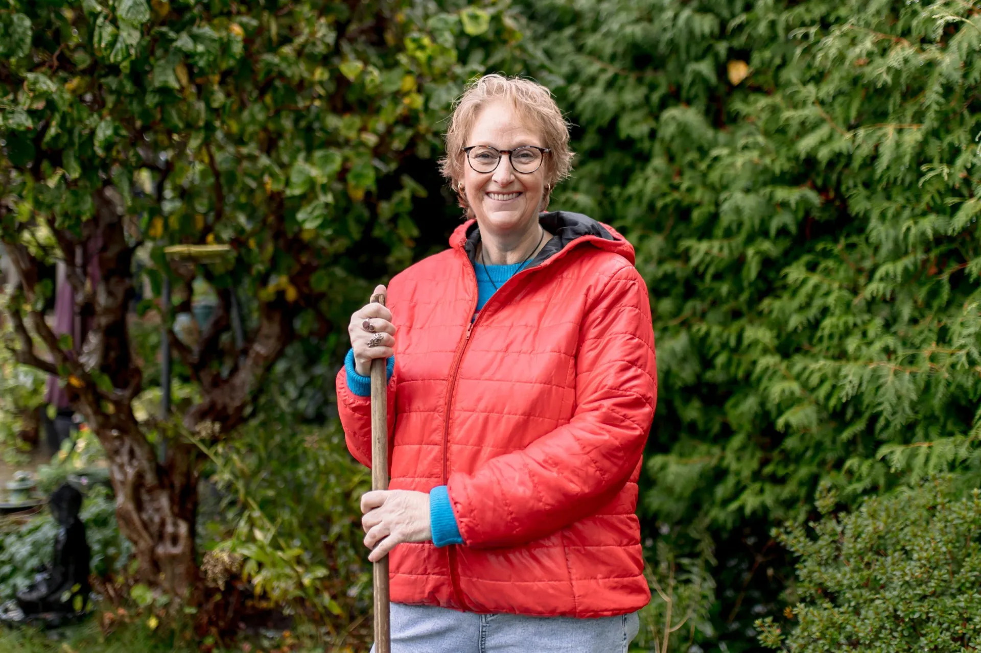 Huurder in de tuin aan het werk