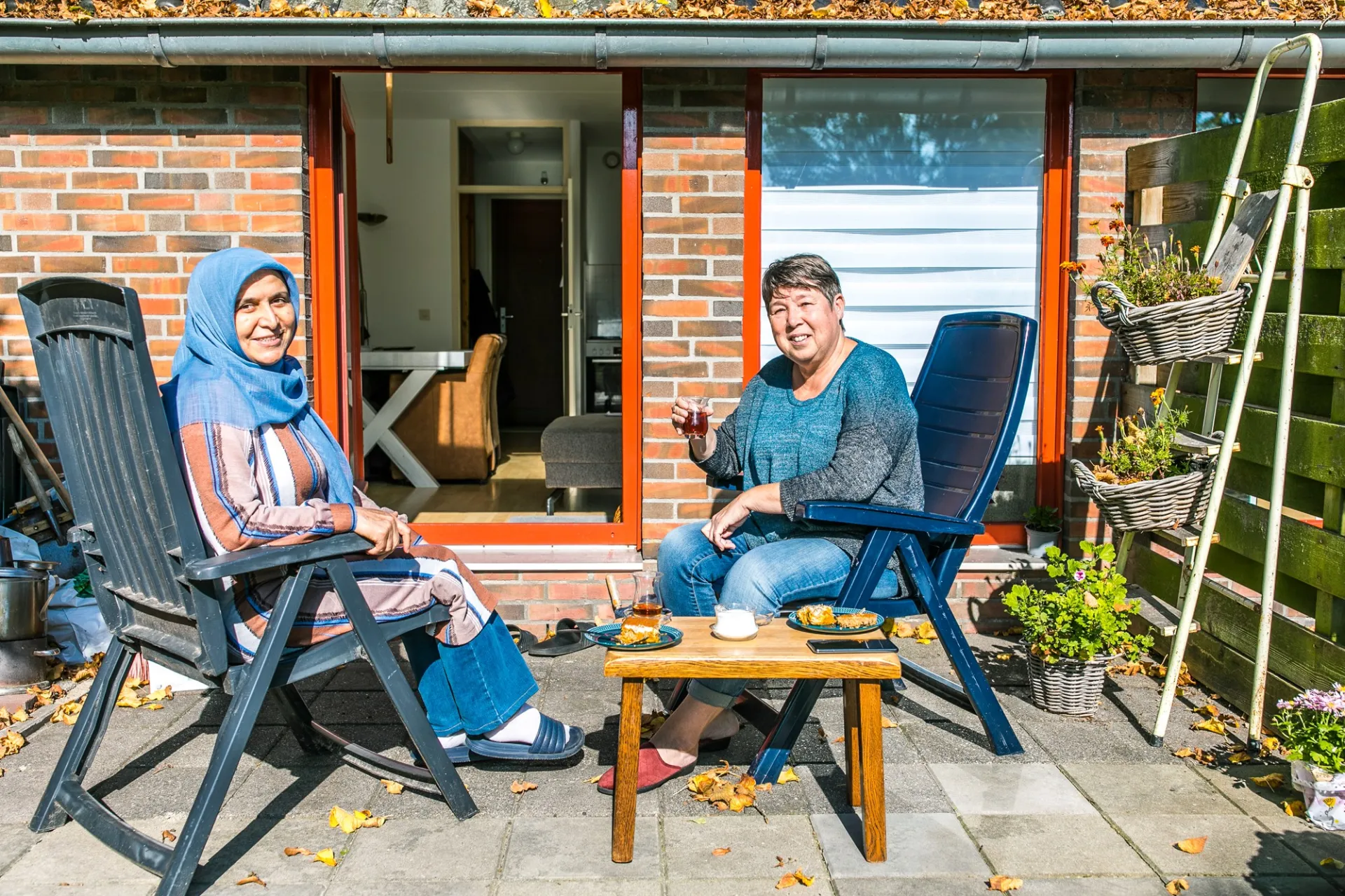 Buren drinken een kopje koffie in de tuin